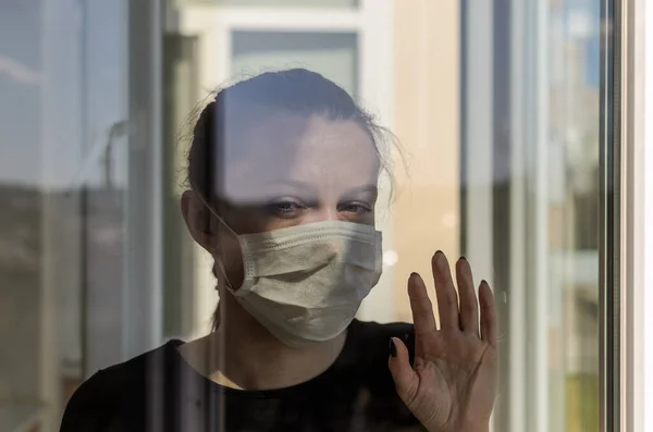 Νεαρό Κορίτσι Που Φοράει Ιατρική Μάσκα Στέκεται Στο Παράθυρο — Φωτογραφία Αρχείου