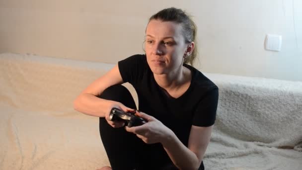 一个年轻的女人用操纵杆玩游戏机 — 图库视频影像