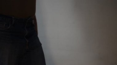 Zavallı adam parasız kaldığını göstermek için pantolonunun ceplerini boşaltıyor.