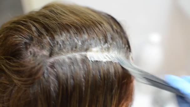 Friseurmeister Färbt Sich Die Haare Selbst — Stockvideo