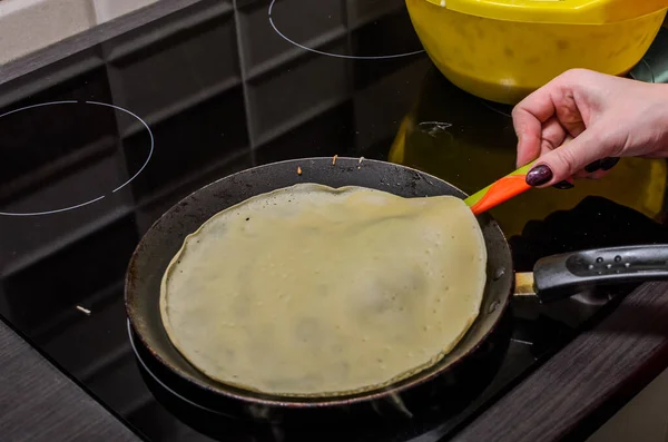 Culinaire Kok Friet Pannenkoeken Een Pan Een Inductiekachel — Stockfoto