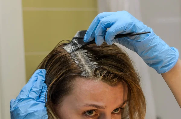 Master Hairdresser Dyes Her Hair Herself — Stock Photo, Image