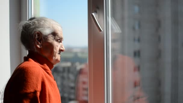 Äldre Kvinna Öppnar Ett Fönster Solig Dag — Stockvideo