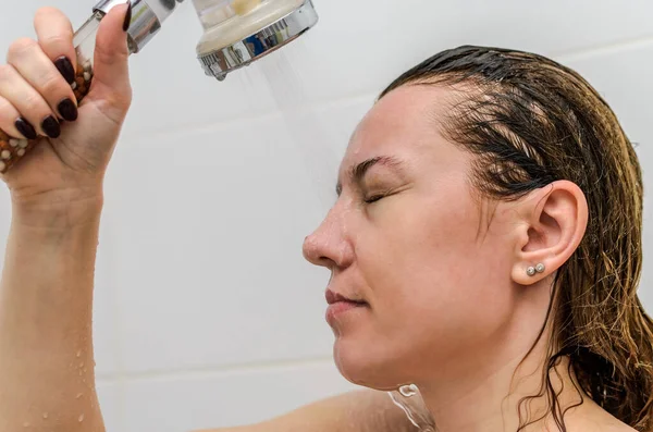 Joven Encantadora Mujer Lava Ducha — Foto de Stock