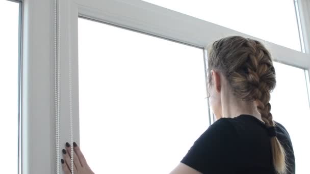 年轻女人用抹布擦窗户 — 图库视频影像