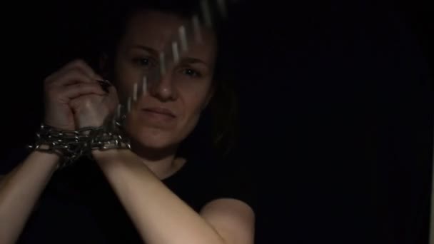 Молодая Женщина Завязанными Глазами Цепях Вырывается Черном Фоне — стоковое видео