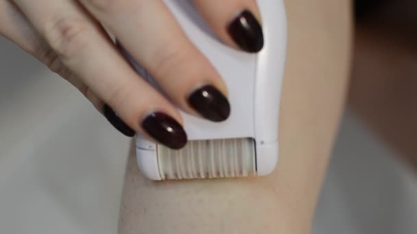 Woman Epilerar Ben Med Elektrisk Epilator — Stockvideo