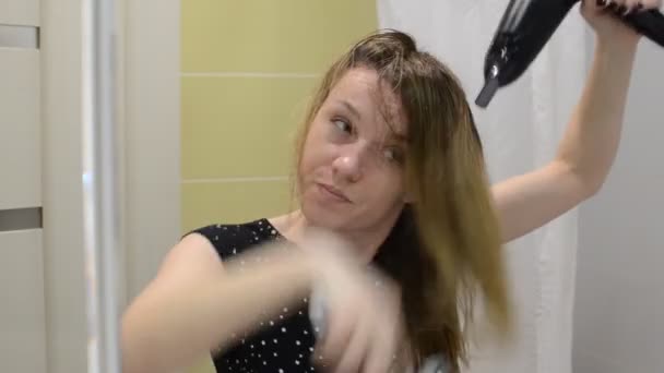 Een Jonge Vrouw Droogt Haar Haar Met Een Haardroger Badkamer — Stockvideo