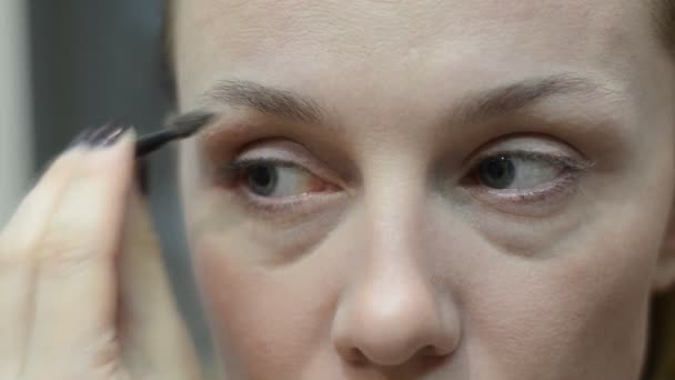 Młoda Kobieta Maluje Brwi Przed Lustrem — Wideo stockowe