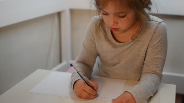 Κοριτσάκι Μαθαίνει Γράφει Αριθμούς Ένα Κομμάτι Χαρτί — Αρχείο Βίντεο
