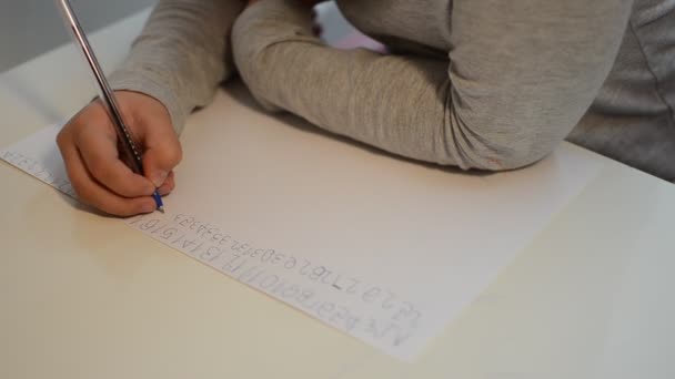 Kleine Mädchen Lernen Mit Ziffernstift Auf Einem Blatt Papier Schreiben — Stockvideo