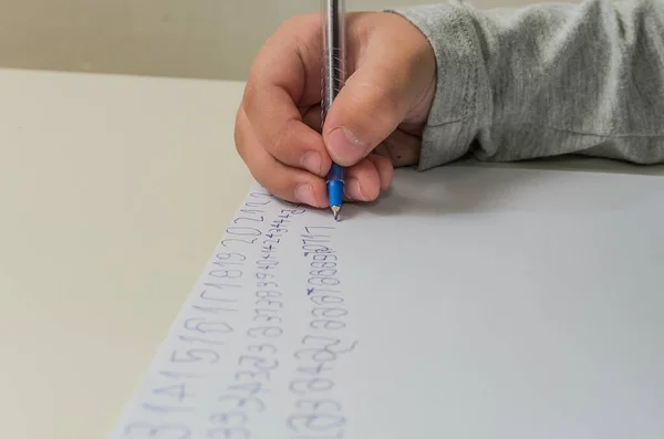 Niña Niña Aprender Escribir Con Números Pluma Pedazo Papel — Foto de Stock