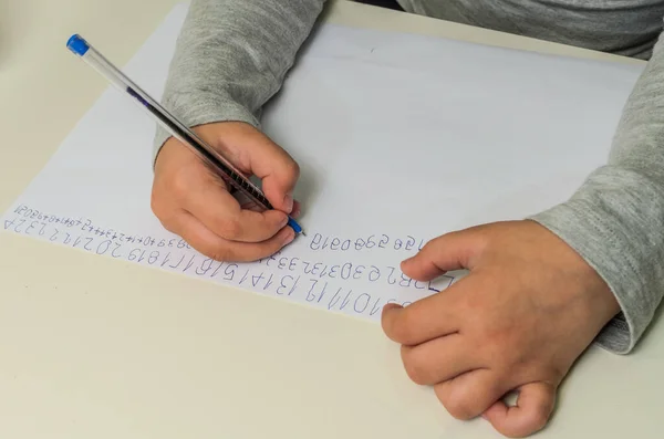 Niña Niña Aprender Escribir Con Números Pluma Pedazo Papel — Foto de Stock