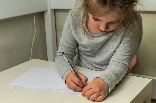 Niña Niña Aprender Escribir Con Números Pluma Pedazo Papel — Foto de Stock