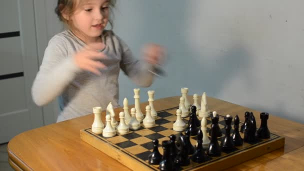 Little Girl Kid Plays Chess Mom — Stock Video