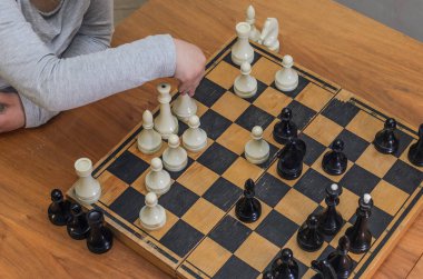 Küçük sevimli kız satranç oynuyor.