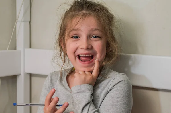 Веселый Красивый Счастливый Ребенок Девочка Улыбается Радости — стоковое фото