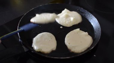 Krepler tencerede kızartılır.