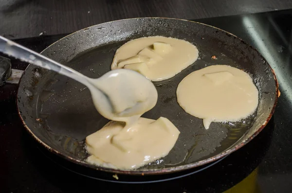 Pancake Digoreng Dalam Panci Pada Kompor Induksi — Stok Foto