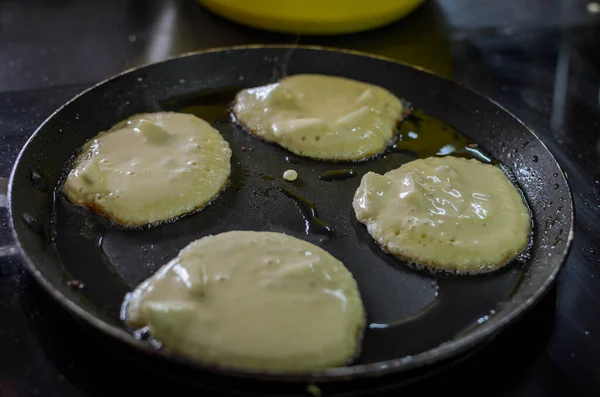 Pancake Sono Fritti Una Padella Una Stufa Induzione — Foto Stock