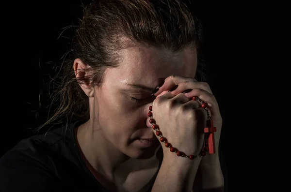 Молода Жінка Молиться Богу Молитовним Намистом Розп Яттям Хресті — стокове фото