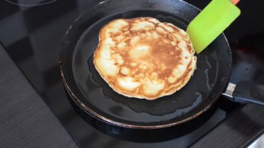 Krepler tencerede kızartılır.