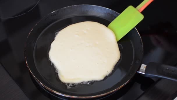 Les Crêpes Sont Frites Dans Une Poêle Sur Une Cuisinière — Video