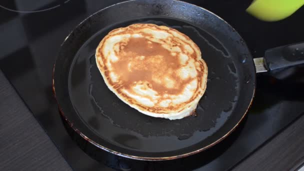 Pancake Sono Fritti Una Padella Una Stufa Induzione — Video Stock