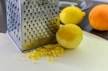 Aşçı mutfakta limon tadı yayar.