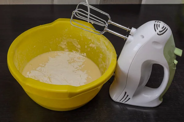 Electric mixer whisk flour dough