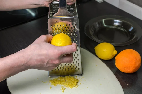 Кухарка Натирает Лимонную Цедру Кухне — стоковое фото