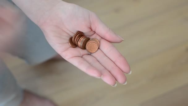 Mujer Cuenta Pequeñas Monedas Sus Palmas — Vídeos de Stock