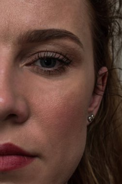 Genç ve çekici bir kızın dikey portresi.