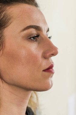 Genç ve çekici bir kızın dikey portresi.