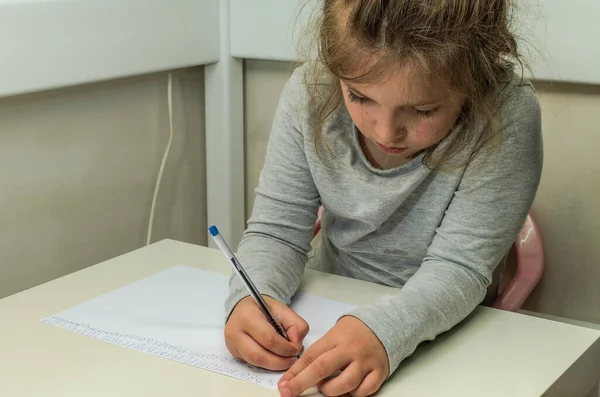 Niña Niña Aprender Escribir Con Números Pluma Pedazo Papel — Foto de Stock