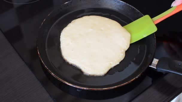 Pancake Sono Fritti Una Padella Una Stufa Induzione — Video Stock