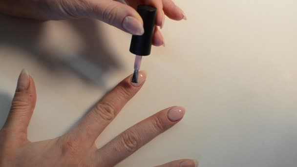 女人在修指甲时把指甲涂上指甲油 — 图库视频影像
