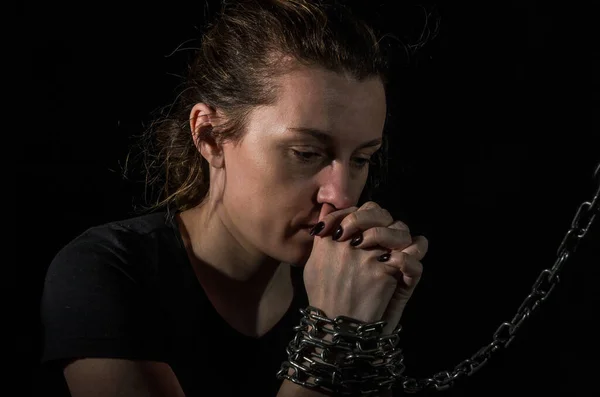 Mujer Joven Con Los Ojos Vendados Cadenas Rompe Con Ellos — Foto de Stock