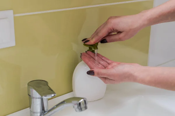 Kvinnan Tvättar Händerna Med Flytande Antibakteriell Tvål Handfatet — Stockfoto