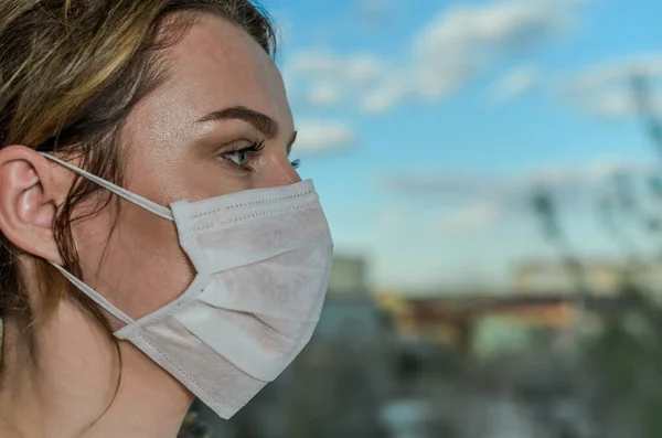 Jonge Vrouw Met Medisch Masker — Stockfoto