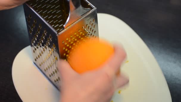 Cocinar Frota Ralladura Naranja Mano Sobre Rallador — Vídeos de Stock