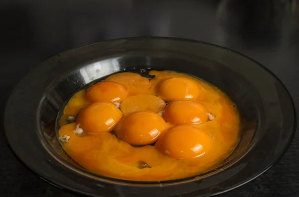 Yumurta Sarısı Masada Bir Tabakta — Stok fotoğraf