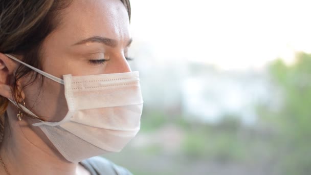 Chica Joven Máscara Protectora Médica Huele Una Flor Orquídea — Vídeos de Stock