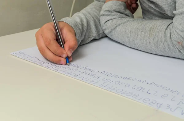 Kleine Mädchen Lernen Mit Ziffernstift Auf Einem Blatt Papier Schreiben — Stockfoto