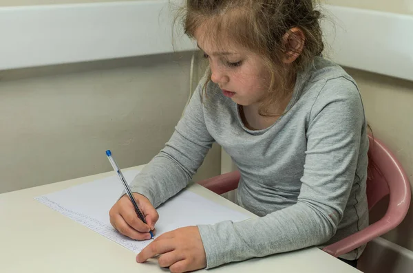 Niña Niña Aprender Escribir Con Números Pluma Pedazo Papel — Foto de Stock
