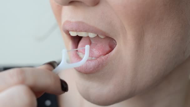 Genç Bir Kadın Dişlerini Diş Ipiyle Fırçalıyor — Stok video