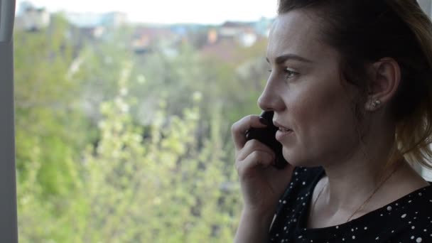 Mujer Joven Hablando Por Teléfono Por Ventana Bebiendo Café Una — Vídeos de Stock