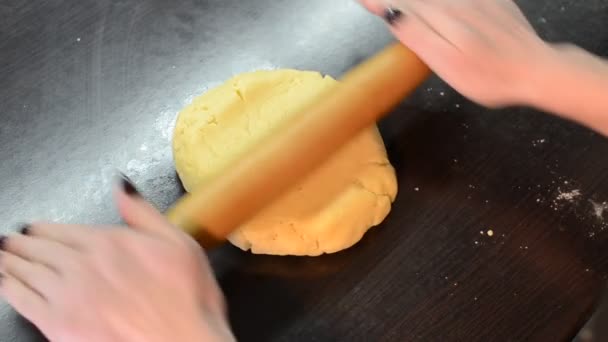 Mujer Cocina Rollos Masa Con Una Silla Ruedas — Vídeos de Stock