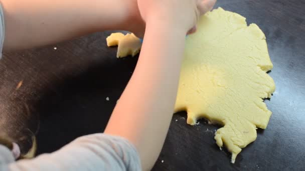 Niño Esculpe Varias Figuras — Vídeos de Stock