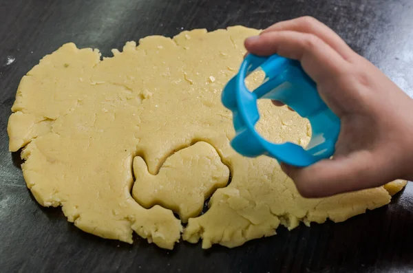 Niña Preparando Galletas Con Figuritas —  Fotos de Stock